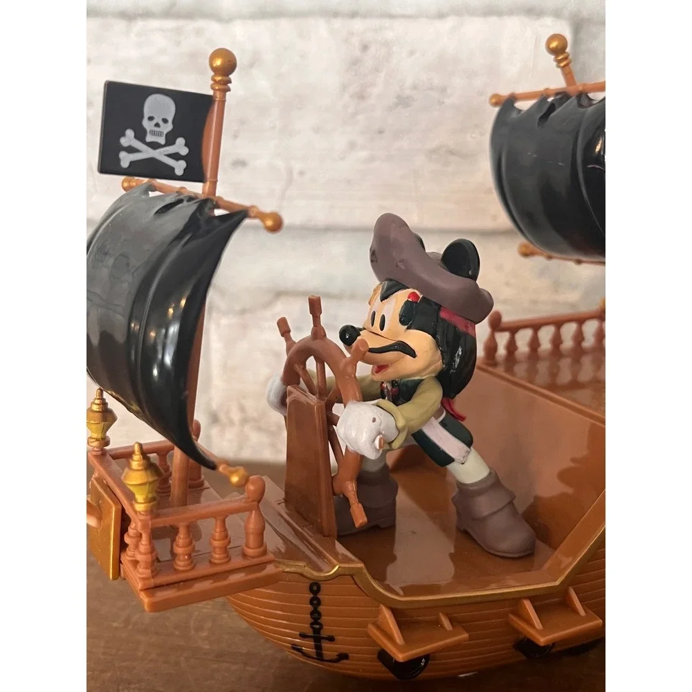 Disney Parks Pirates of the Caribbean‎ Mickey Mouse Pullback Ship Toy